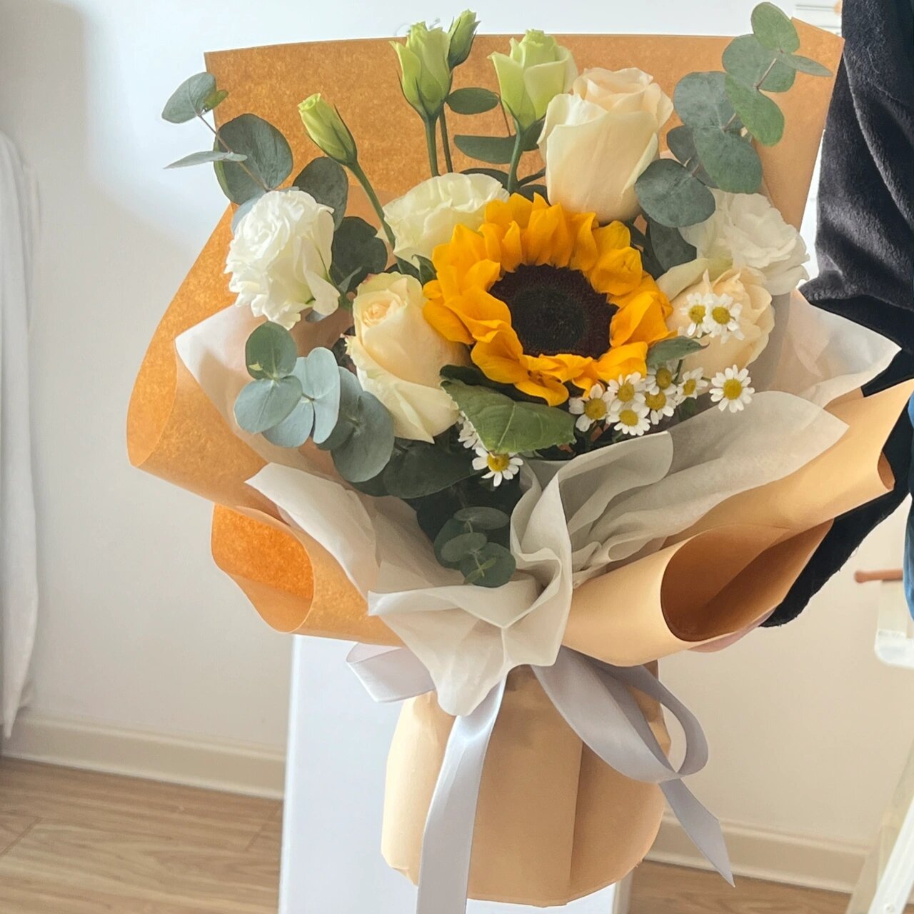 向日葵小花束 向日葵主花搭配了香槟玫瑰,洋甘菊,绿色和白色洋桔梗