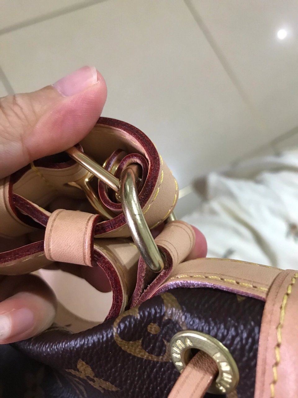 lv包包五金掉色正常吗?