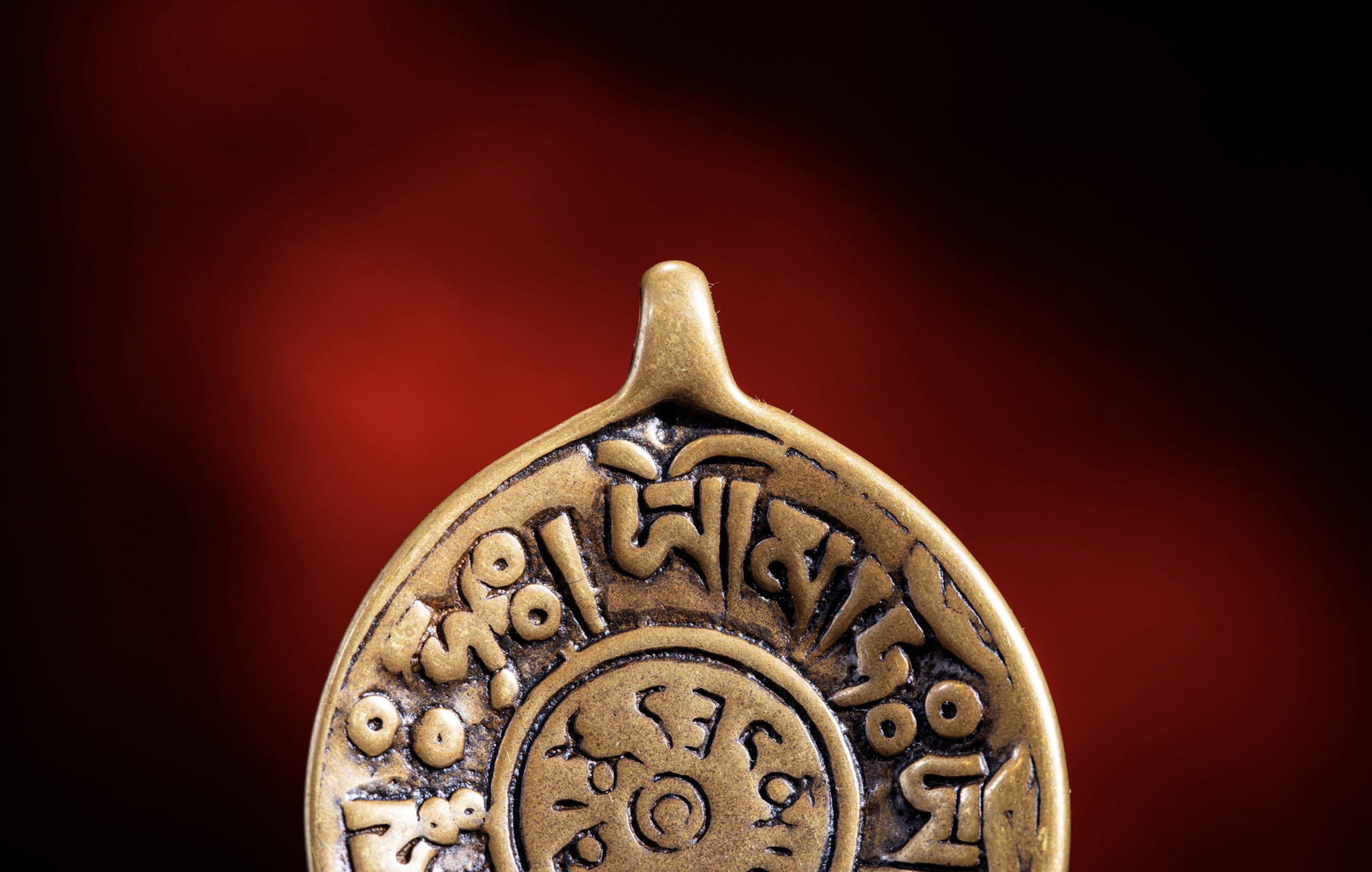 1mm 描述:一枚珍贵的大宝法王噶玛巴千诺怙身咒牌,利马铜质地,牌型规