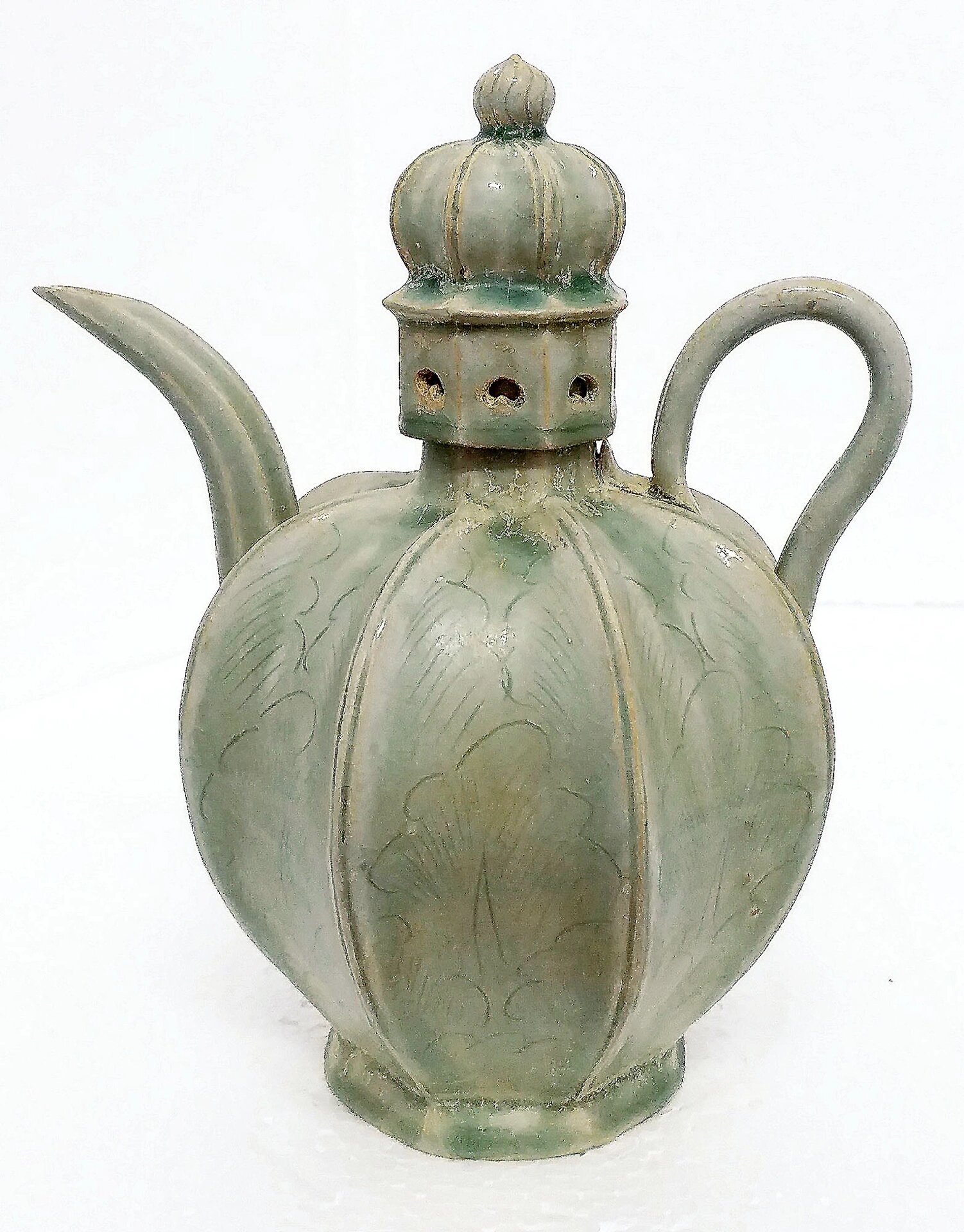 五代时期 越窑秘色青釉刻花连盖执壶 五代时期 越窑秘色青釉刻花连盖