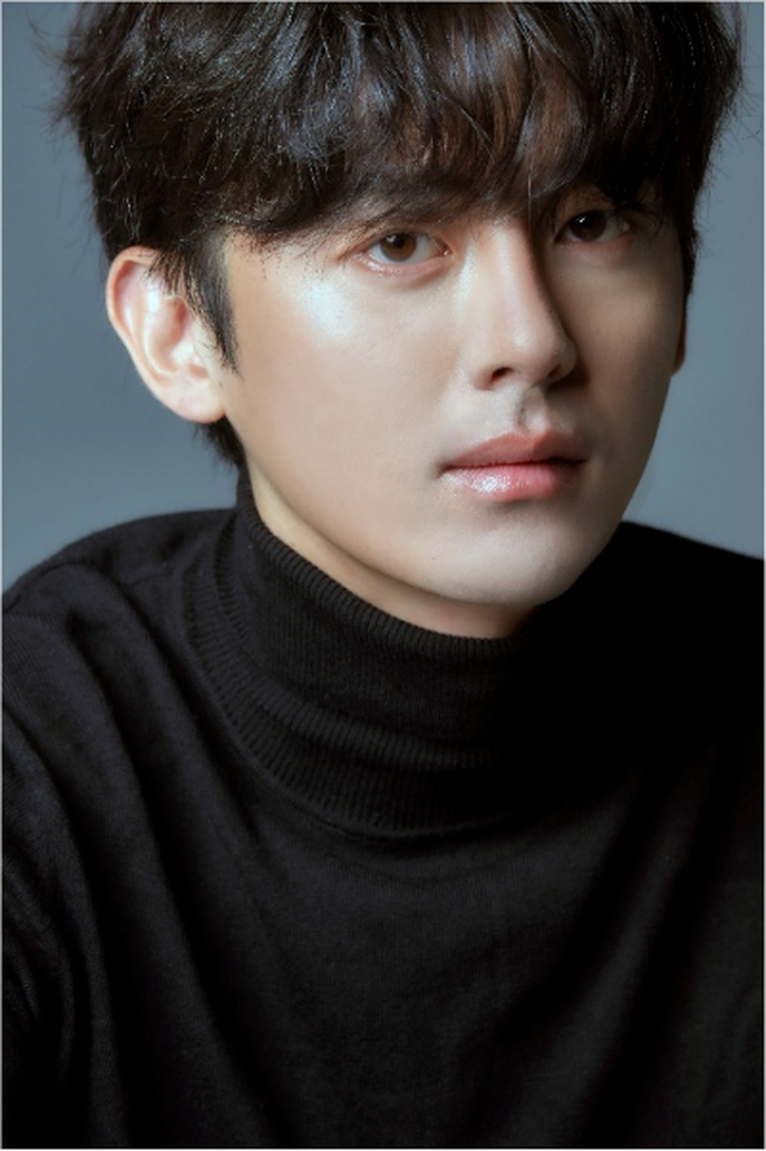 李知勋饰演进入小说中的男人,郑仁仙饰演与那个男