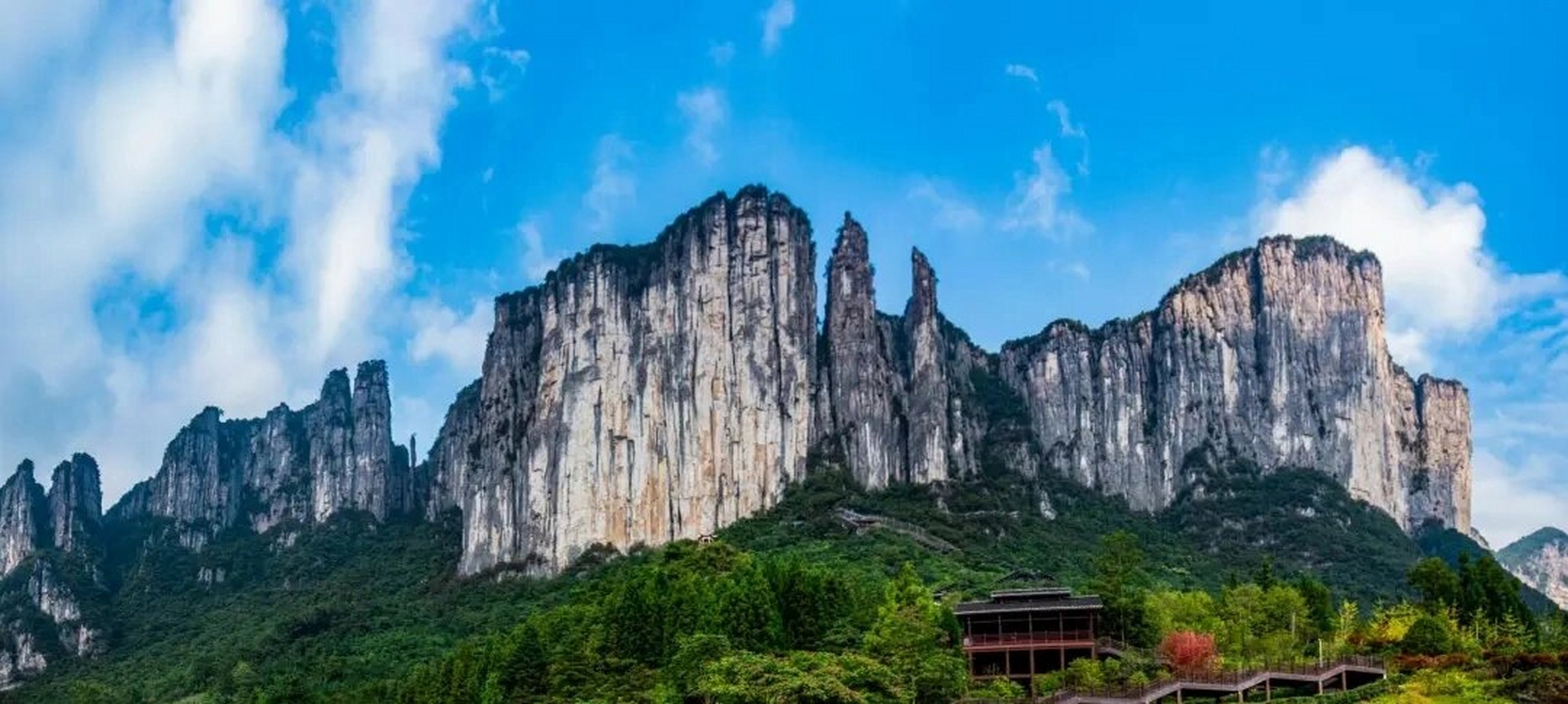 介绍一下七星寨景区 七星寨景区全程约8公里,海拔在1200米到1600米不