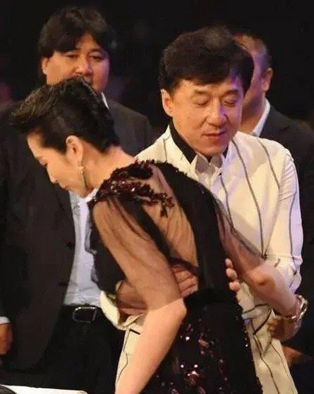 成龙大哥跟赌王千金何超琼同框时,规规矩矩,没有又搂又抱,甚至还有点