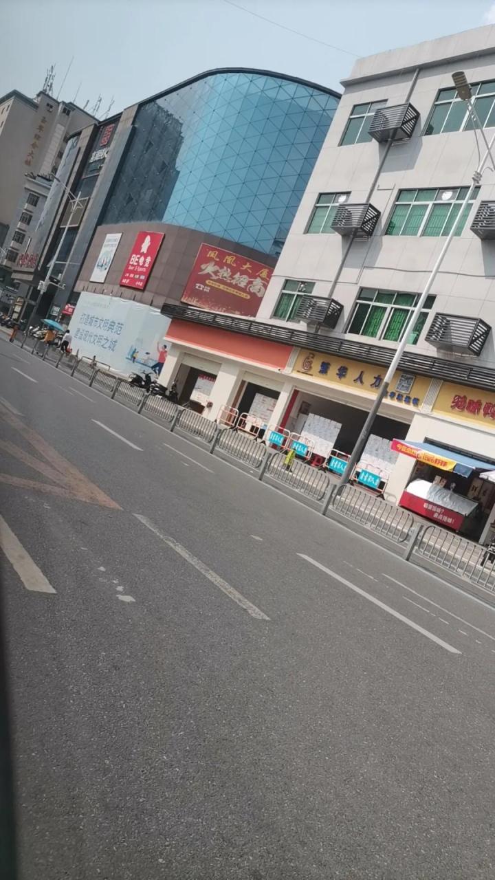 这里是原来的龙华帝龙城,也就是大的迪厅吧,这里原来很有名,刚刚从