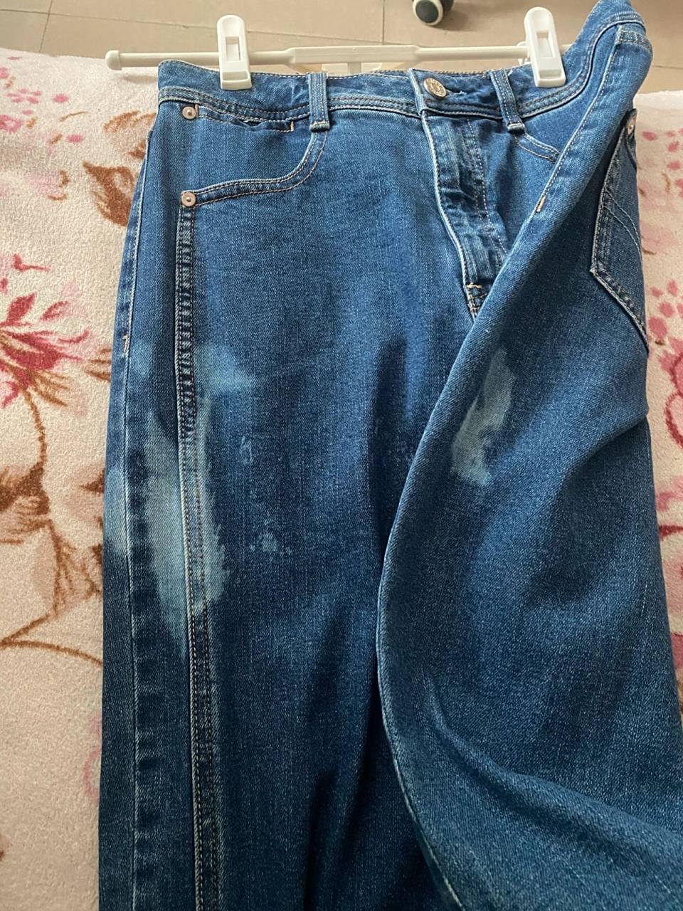 牛仔裤洗掉色一块一块的怎么办呀姐妹们 only新买的一条牛仔裤,不知道