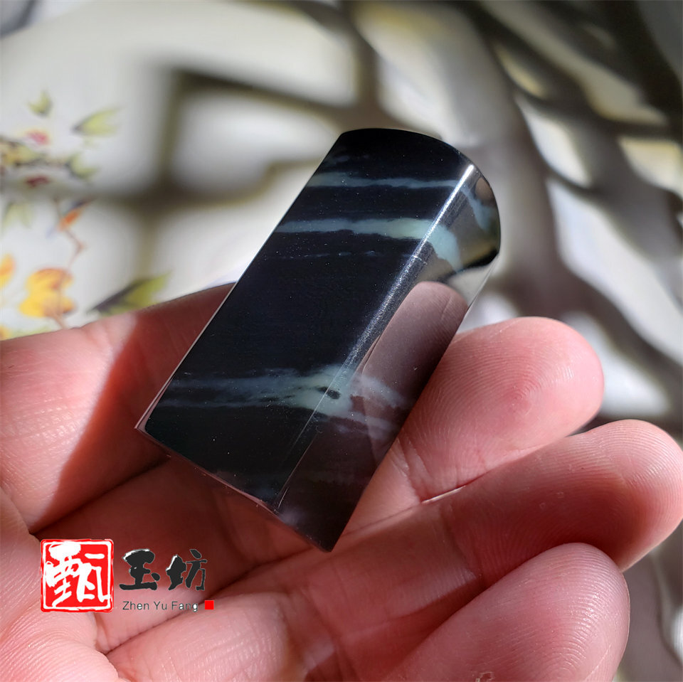 和田玉青花籽料分两种:点墨青花和聚墨青花