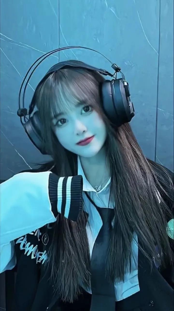 戴耳机的小姐姐,有你最爱的嘛?美女