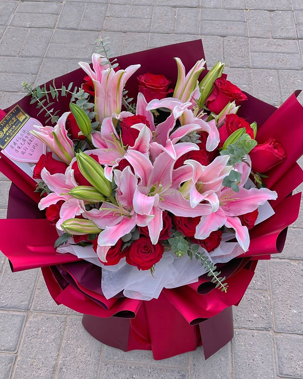 红玫瑰百合花束经典款 好久没做这种红玫瑰搭配百合的花束了!