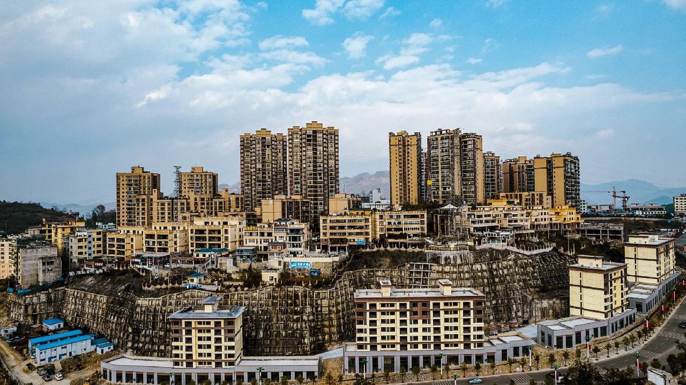 航拍普安县城 普安县城航拍,大开发后的县城,远没了往日的烟火气.