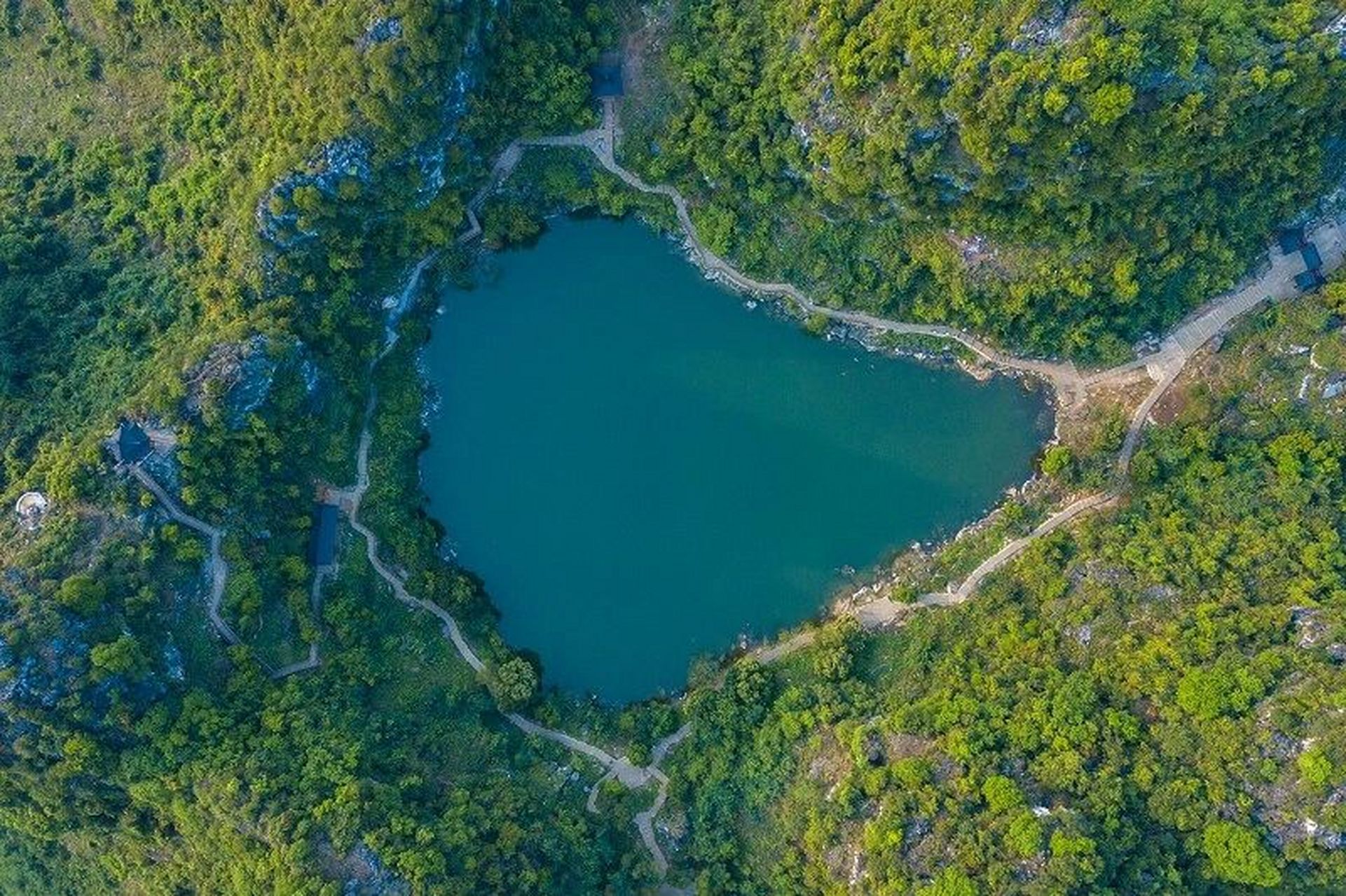 武宣八仙天池,位于广西区来宾市武宣县武宣镇官禄村旁八仙山间,距离