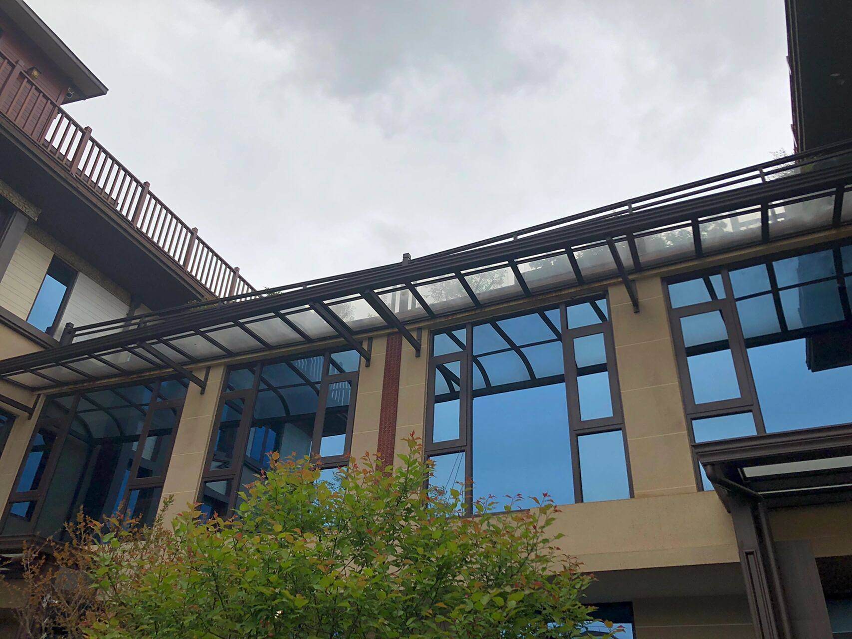 为什么要做福特蓝玻璃呢 来看看别墅封窗吧  全屋福特蓝玻璃 首先这种