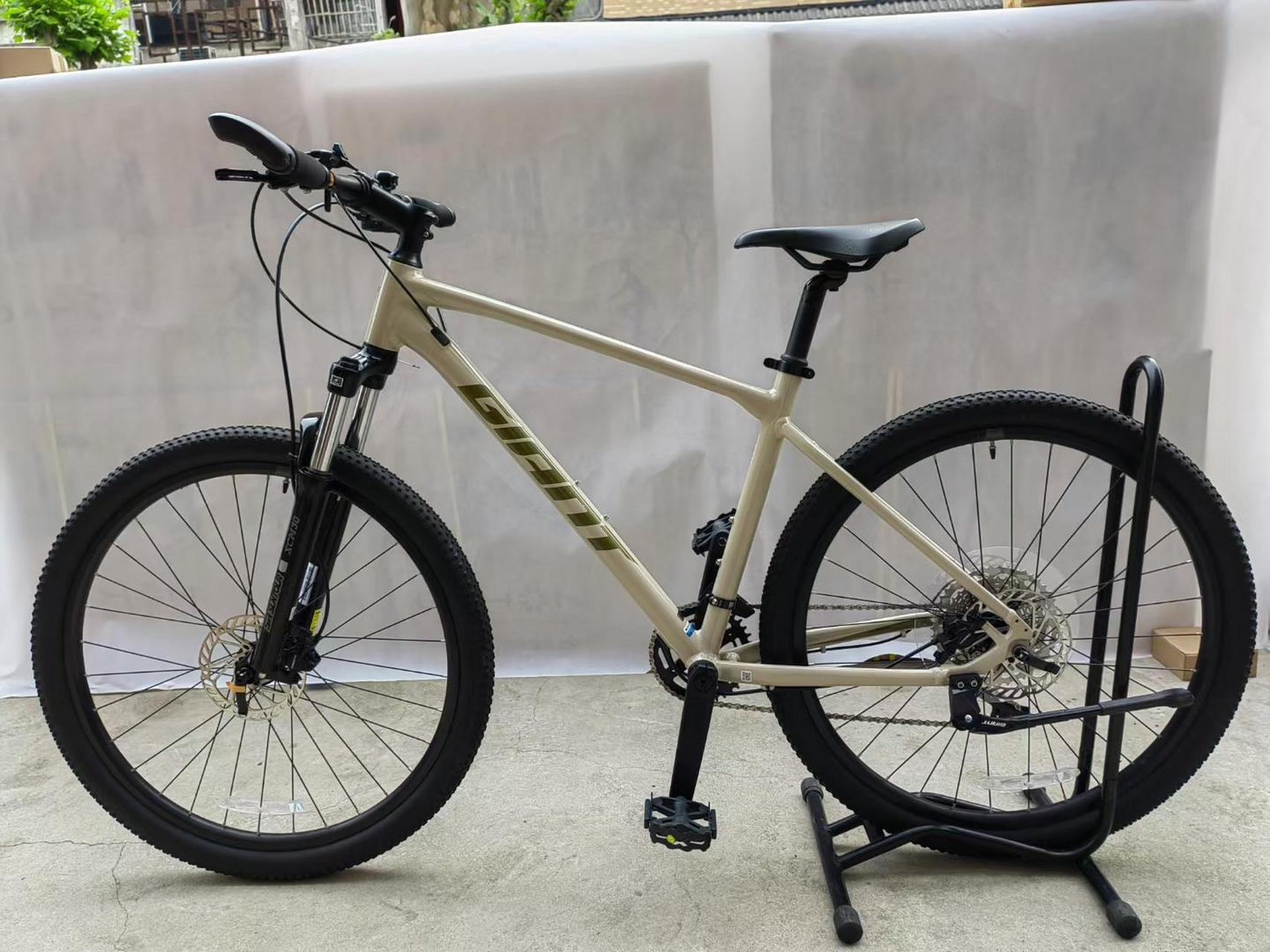 捷安特atx860e,单盘10速油刹 禧玛诺变速彦豪油刹 车架m 轮经27.