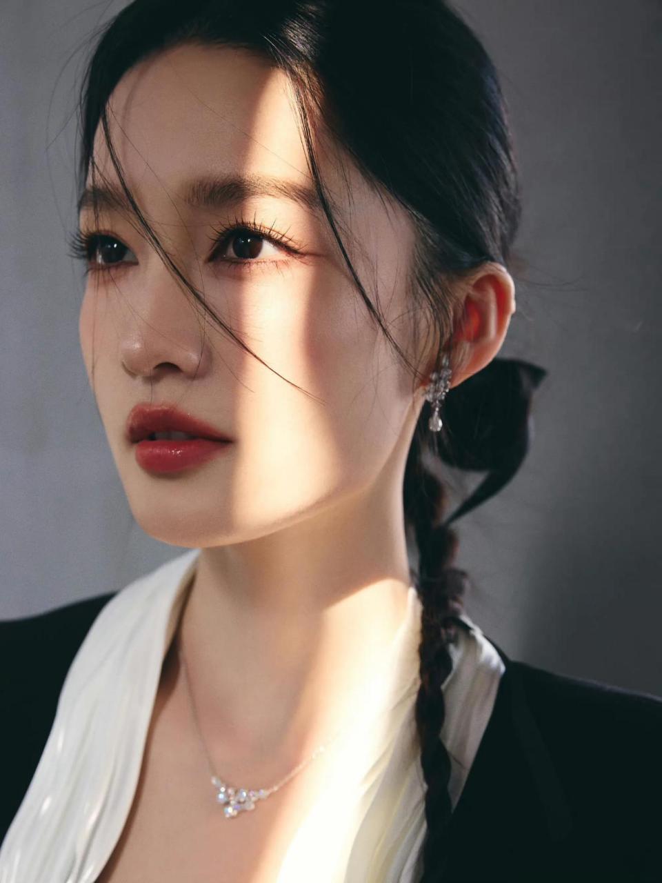 清冷感也就李沁有了吧,谁懂啊,用丝带编头发更有种李清照的孤冷和清幽