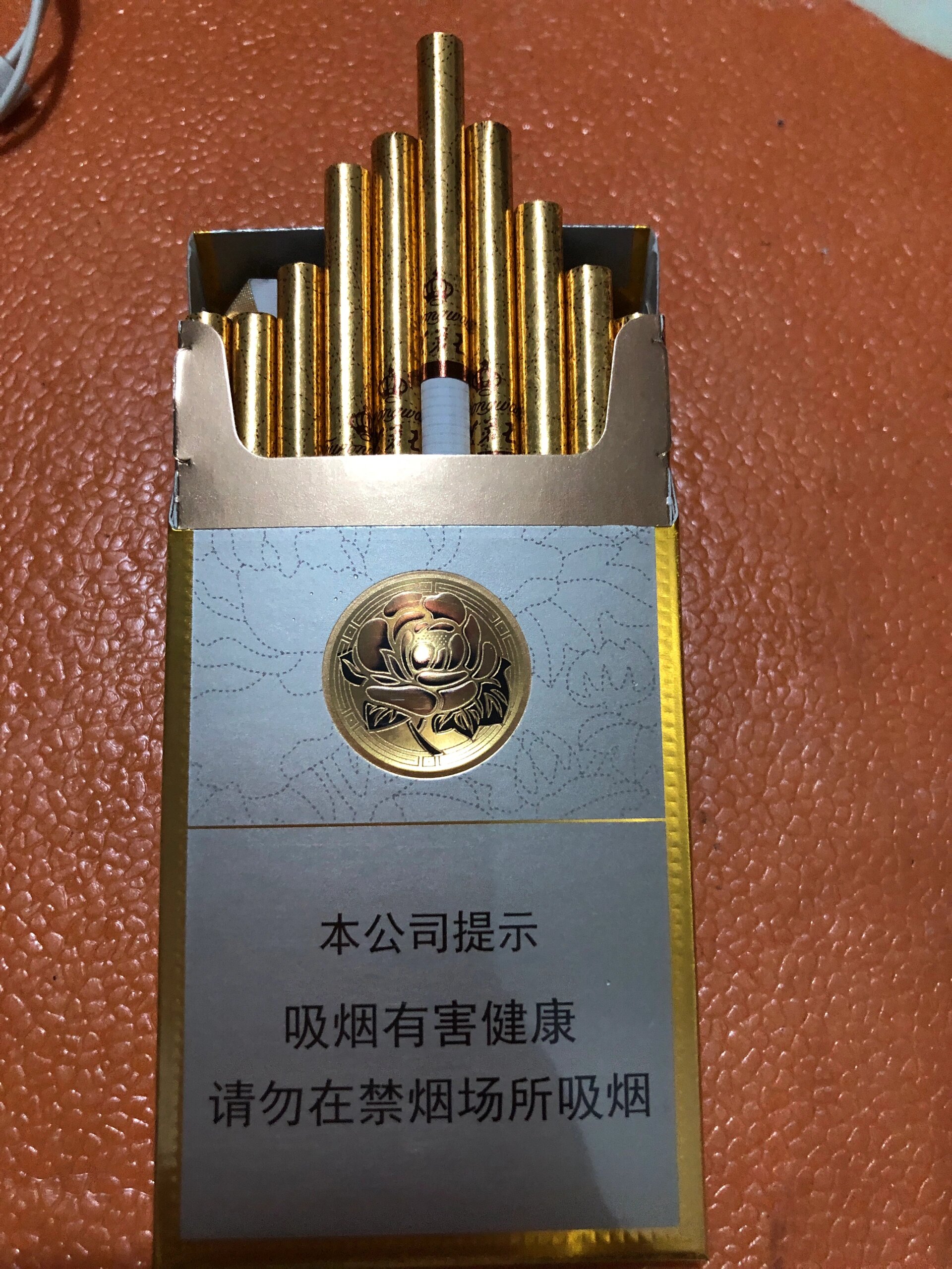 如果小小带的出手的,又抽着还不错的,就芙蓉王细支吧!