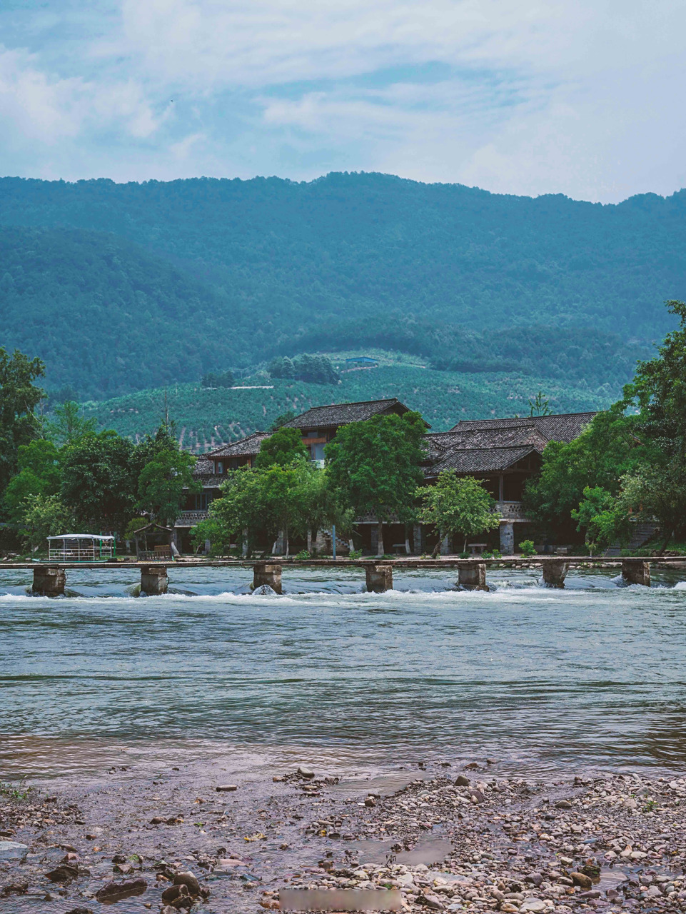 东漓古村·漓水人家景区,位于广西壮族自治区桂林市灵川县大圩镇潮田
