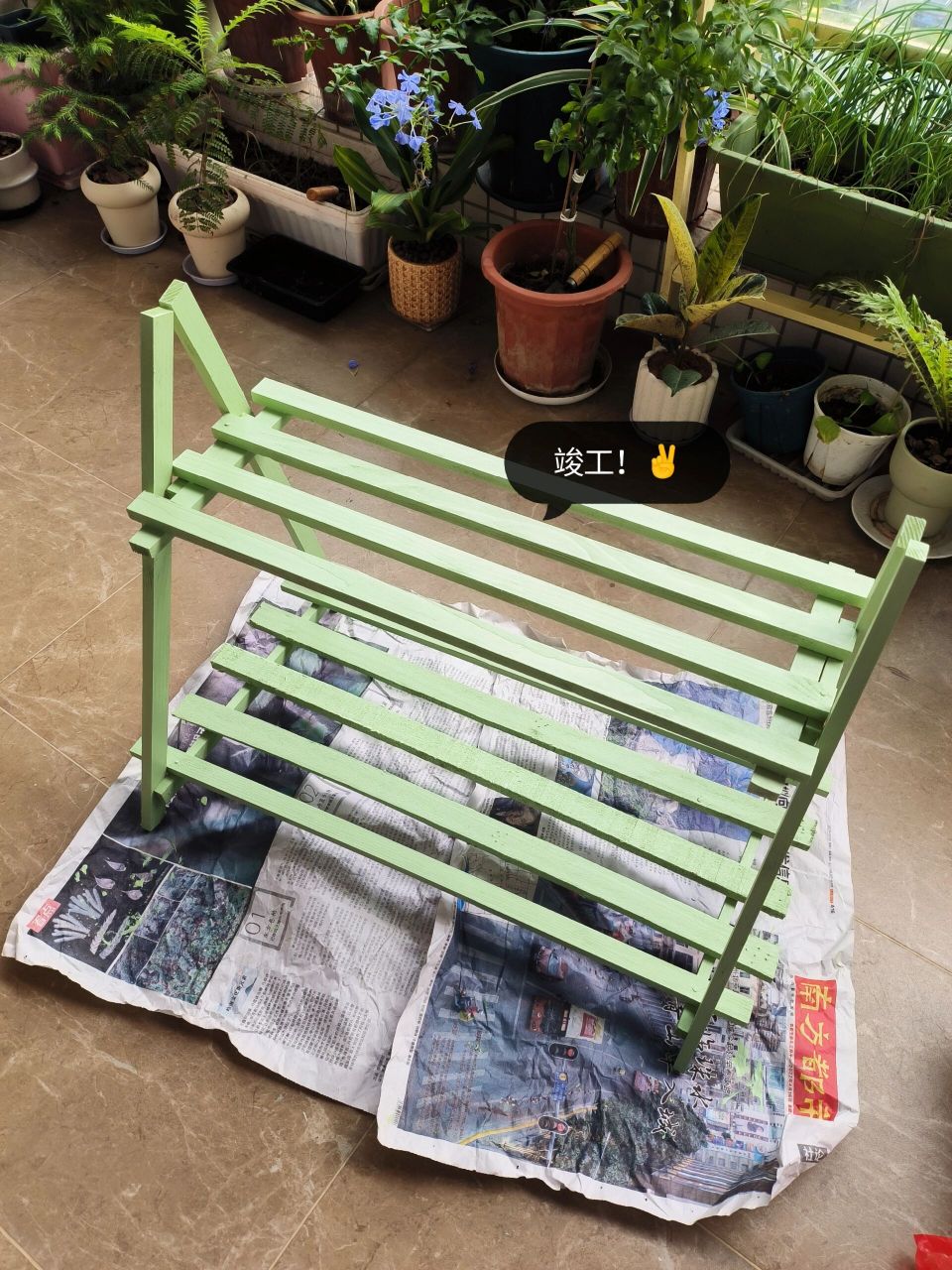 路边捡的废弃木条 diy改造成一个阳台花架 废物再利用  满满的成就感