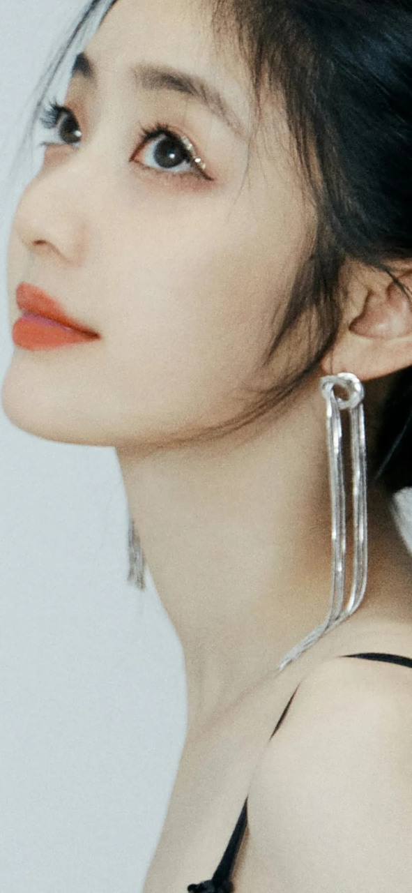 戚砚笛黑色吊带裙甜美壁纸写真图集