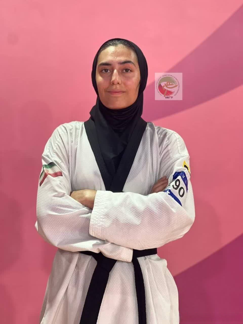 一手拿奖牌,一手拿"蓉宝",咱们运动员笑得真开心～～目前,伊朗代表团