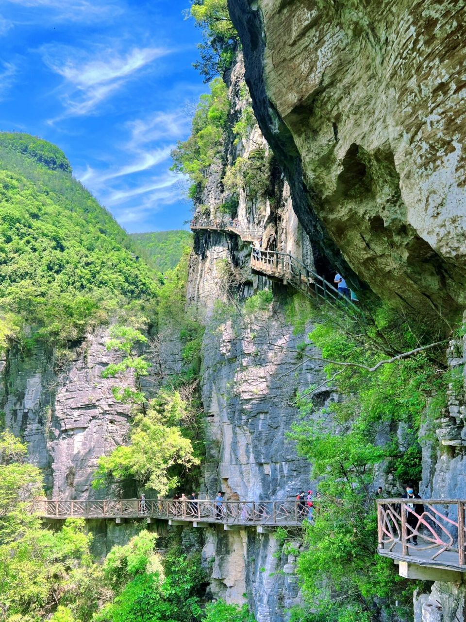 恩施地心谷景区位于神秘北纬30度中心,318最美国家景观道1520站牌