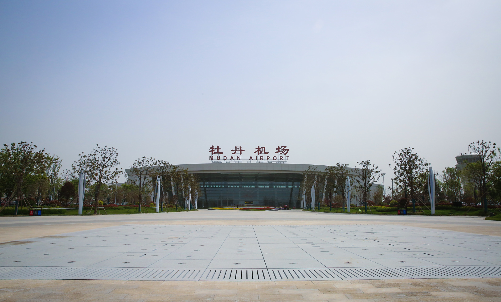 记者从菏泽牡丹机场获悉,自通航以来,机场旅客吞吐量成功突破100万