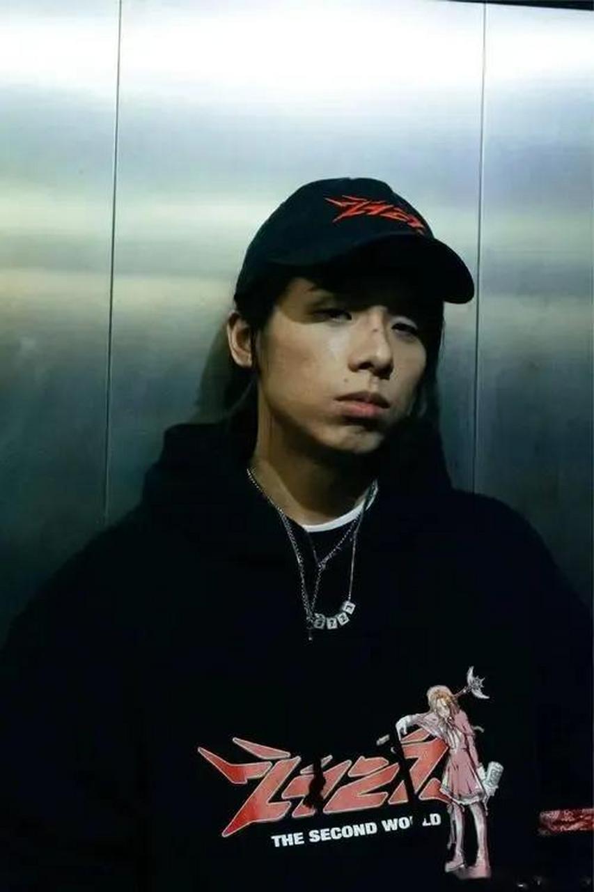 mc法老是中国rap界备受瞩目的艺人之一,他以其独特的音乐风格和深厚