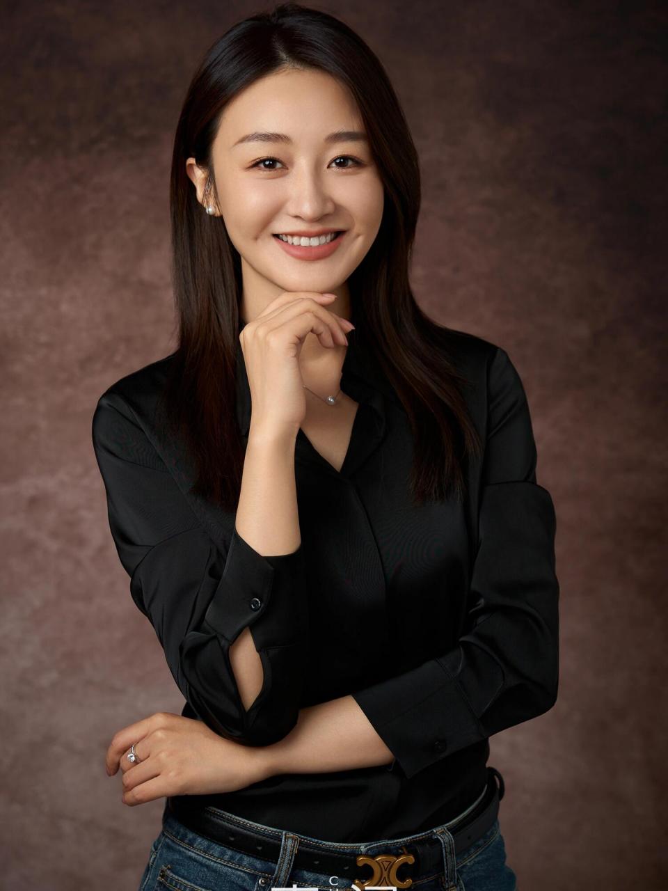 你的专属高级形象照已上线92 优雅的黑色衬衫,蓝色的牛仔裤 气质又