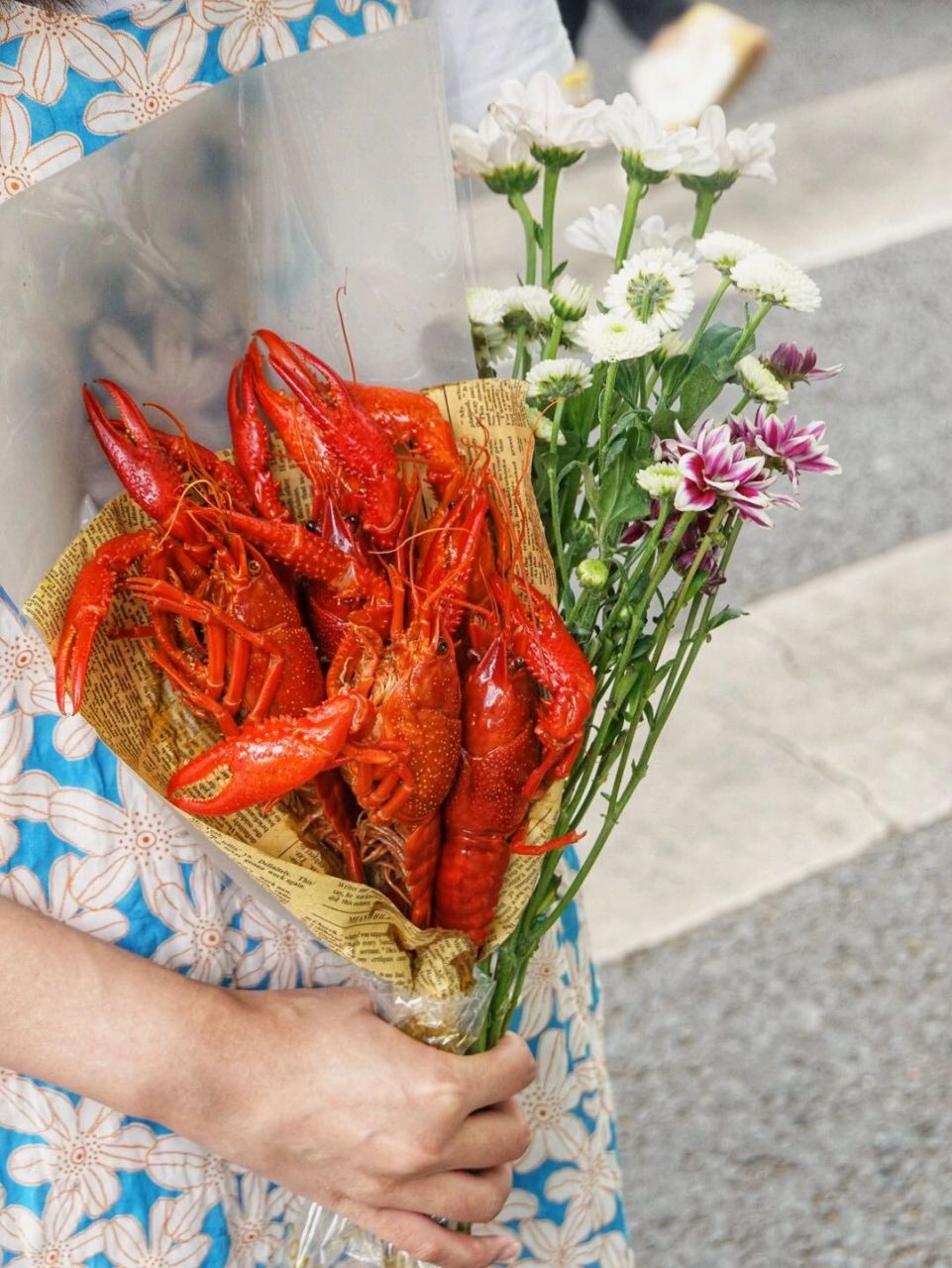520龙虾花束98轻松拿捏对象 情人节手捧小龙虾花束 你就是这街上最
