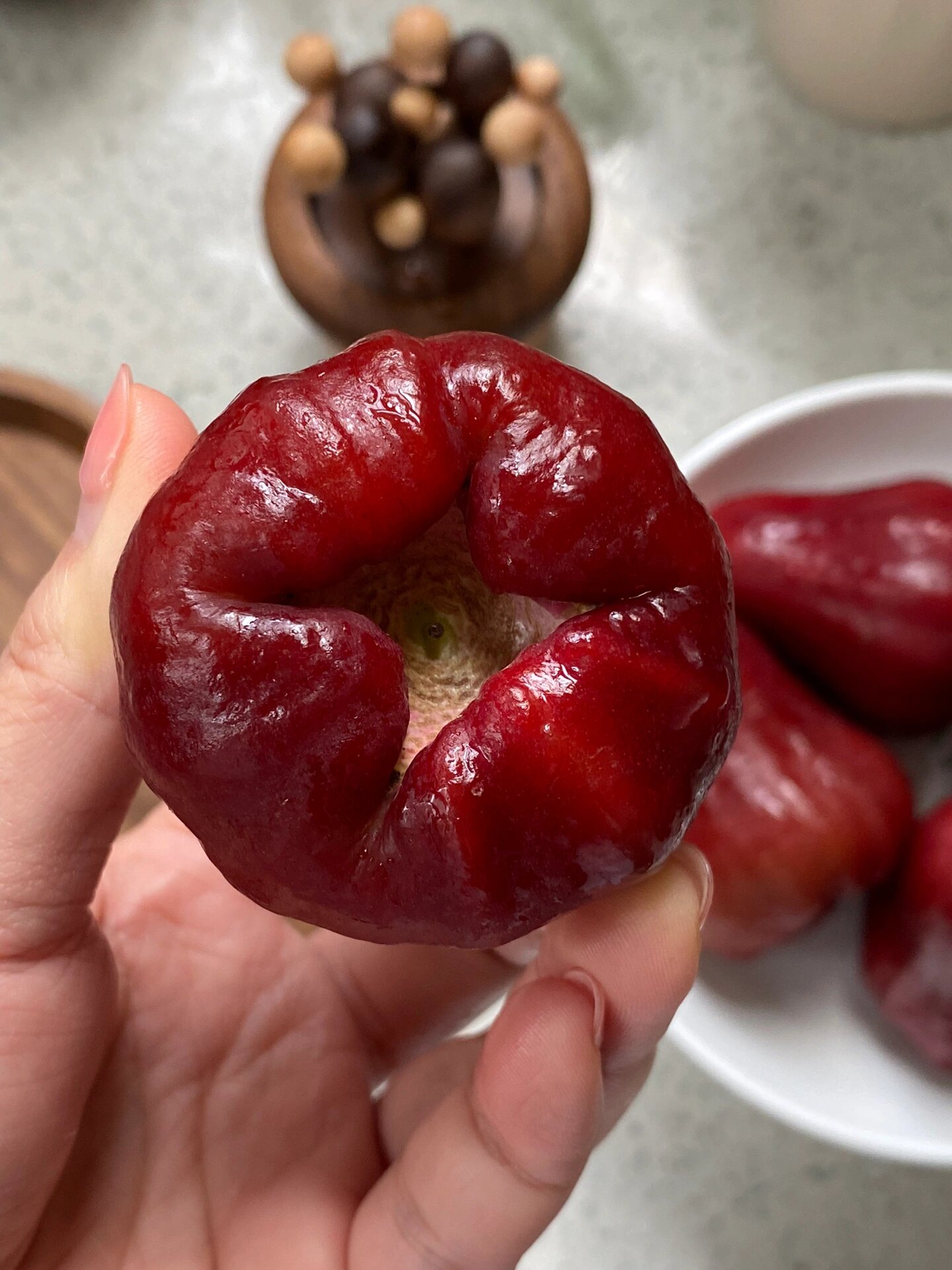 莲雾的存放要不要放冰箱❓ 莲雾,又叫补水炸弹,含水量高达90%,每吃