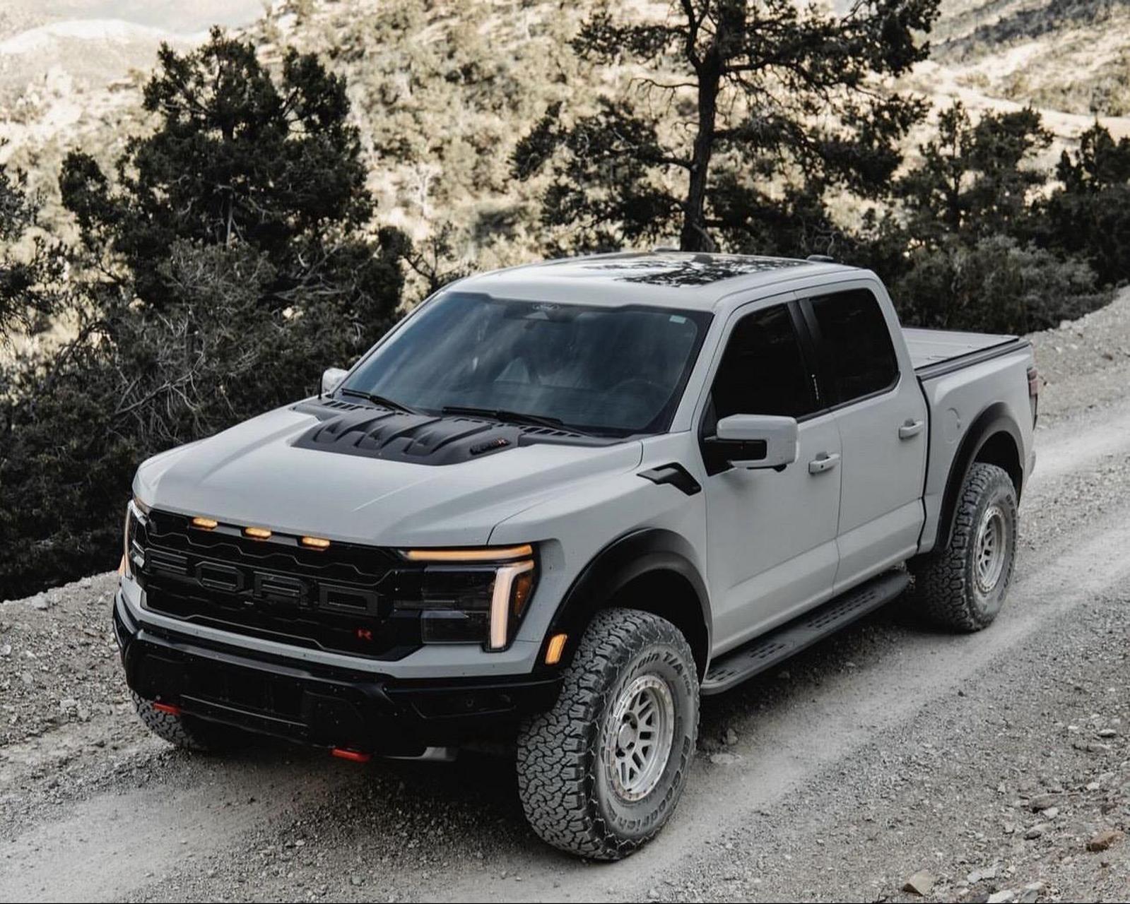 24款猛禽r.虽然说买黑色的多,但是我真喜欢这个雪崩灰的颜色