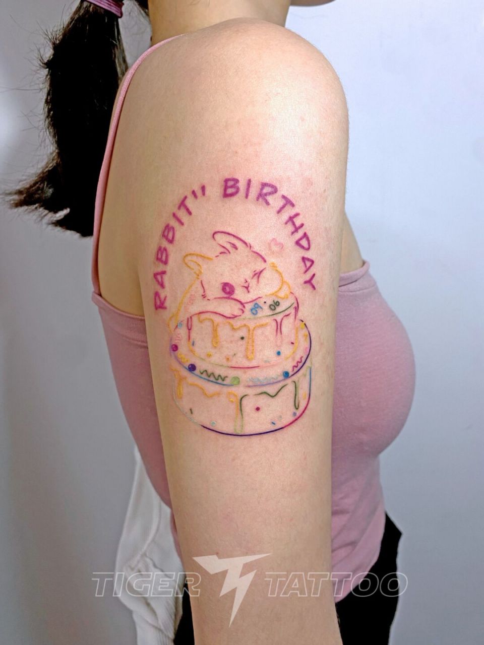 客人亲手设计的本命年纹身图|大臂兔子纹身 夸一夸这个纹身的设计者跟