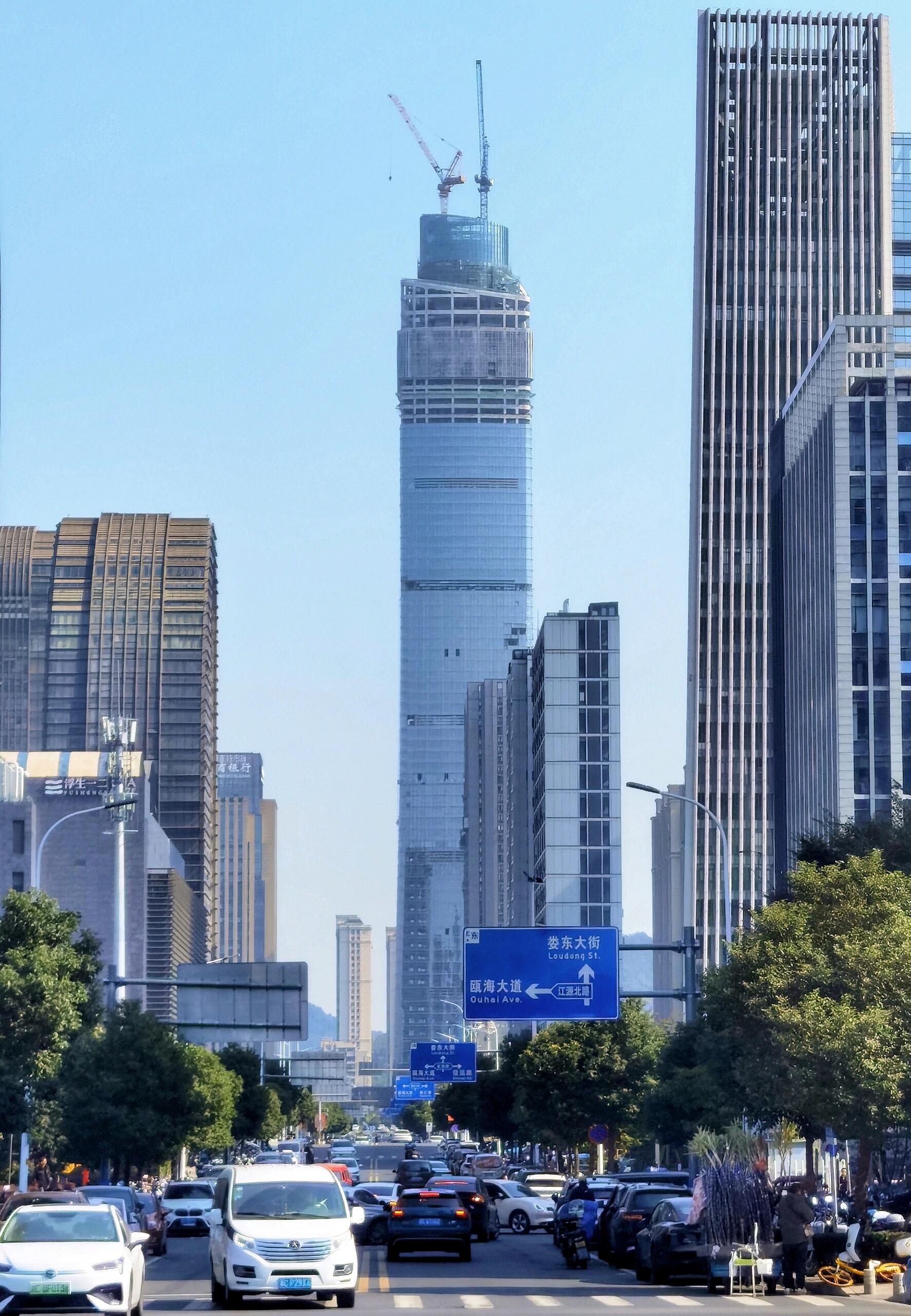 他说:很多年前印象中温州规划比较乱 玻璃幕墙高楼大厦很少,这次直接"