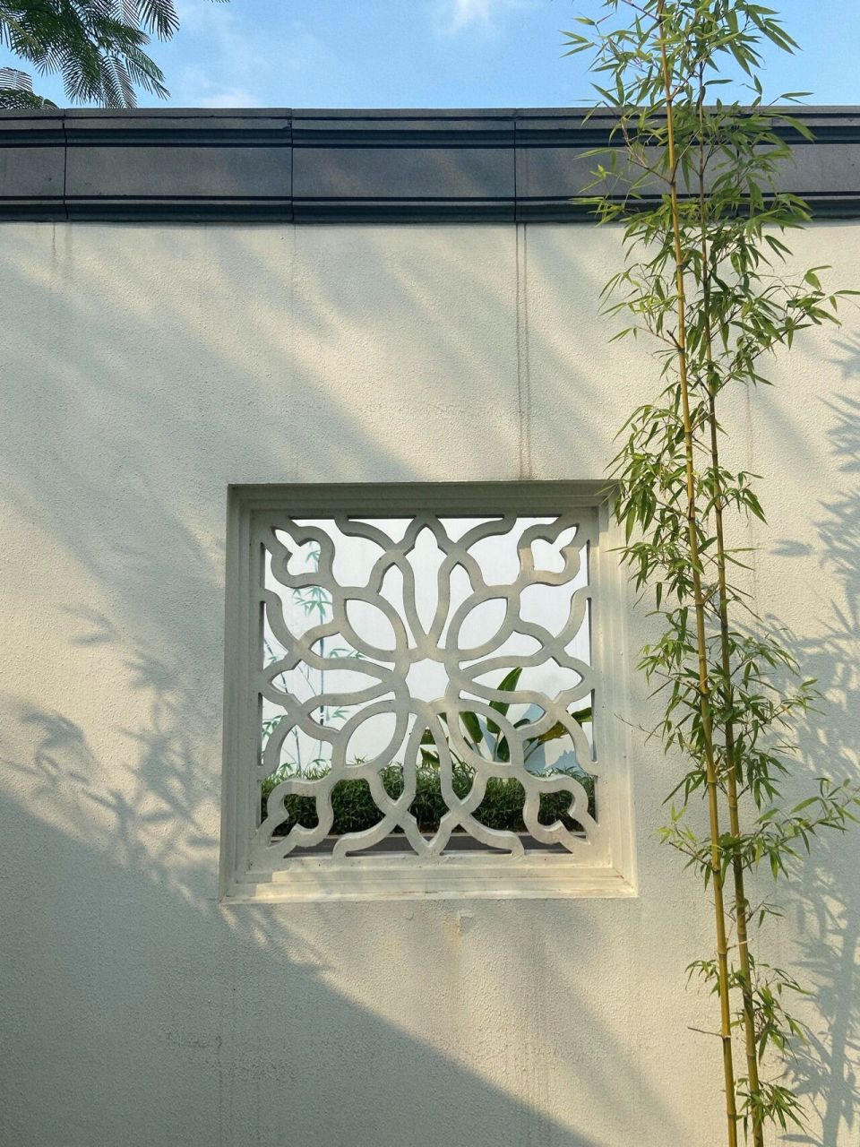 花窗是中国古代园林建筑中,窗的一种装饰和美化的形式.