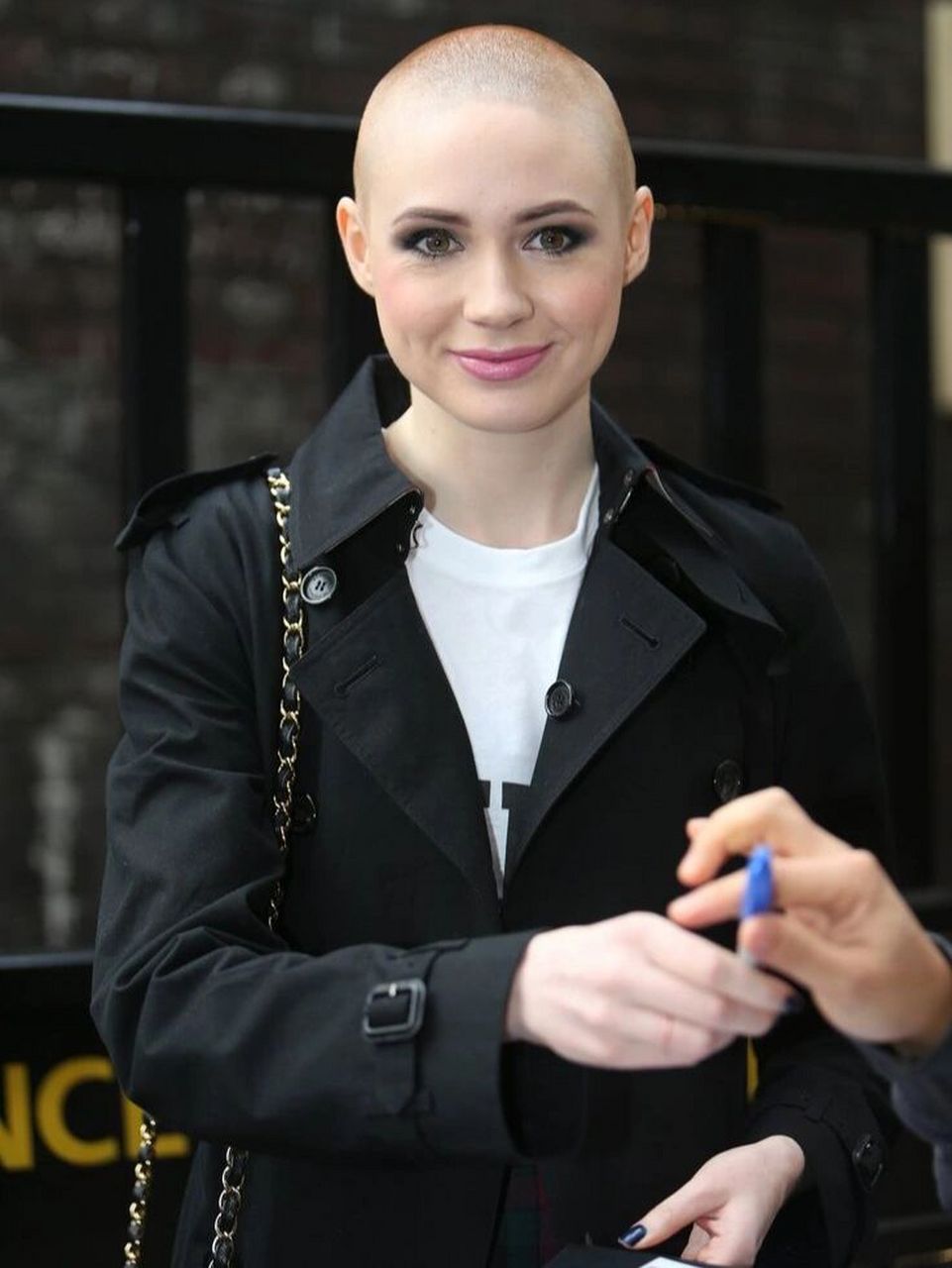 凯伦吉兰小姐姐为了演出星云nebula这个角色把一头红发剃光.