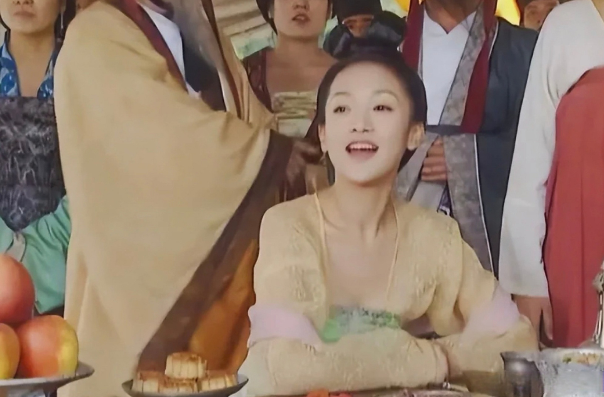 周迅当初扮演太平公主,居然没有戴任何珠宝首饰,发髻耳垂脖子,但是