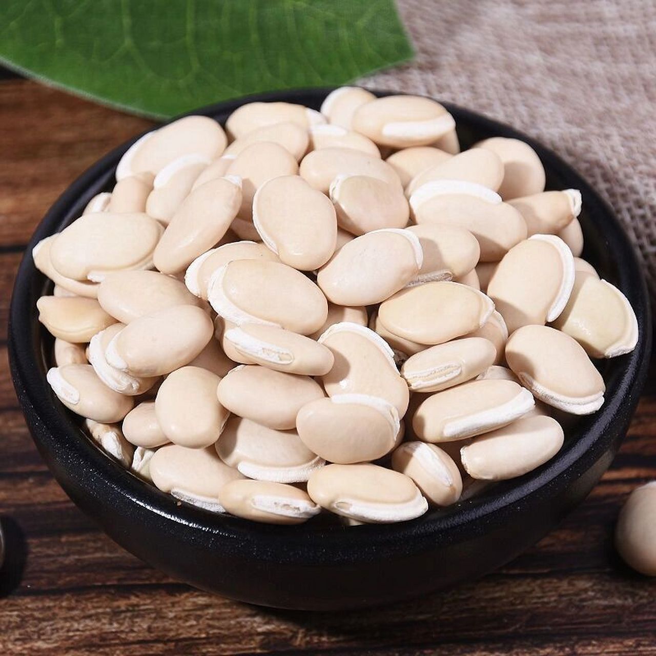 白扁豆可以用于治疗脾胃虚弱,大便泄泻,白带过多,食欲不振,胸闷