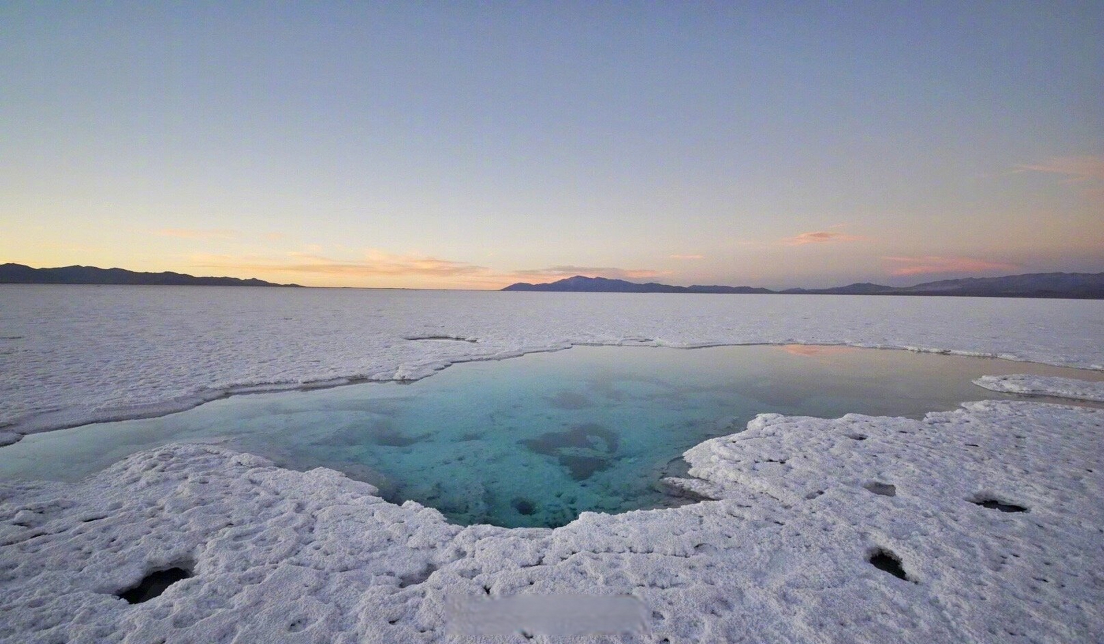 去看阿根廷盐湖的时候,正好是日落时分,有一种别样的美,在一洼洼盐滩