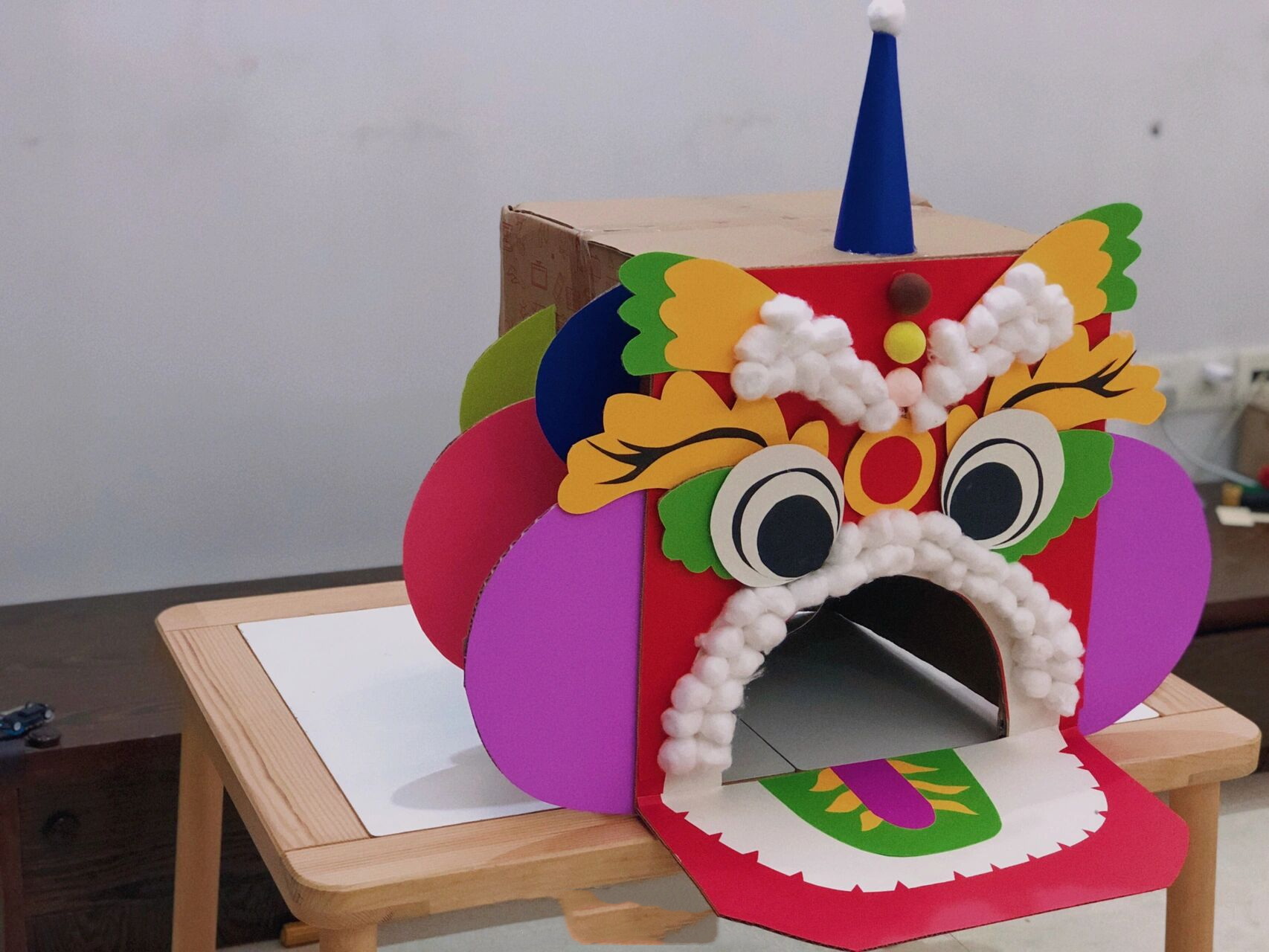 旧纸箱别扔 改造一个舞狮狮头 之前有做过一个舞师狮头 这次侄子学校