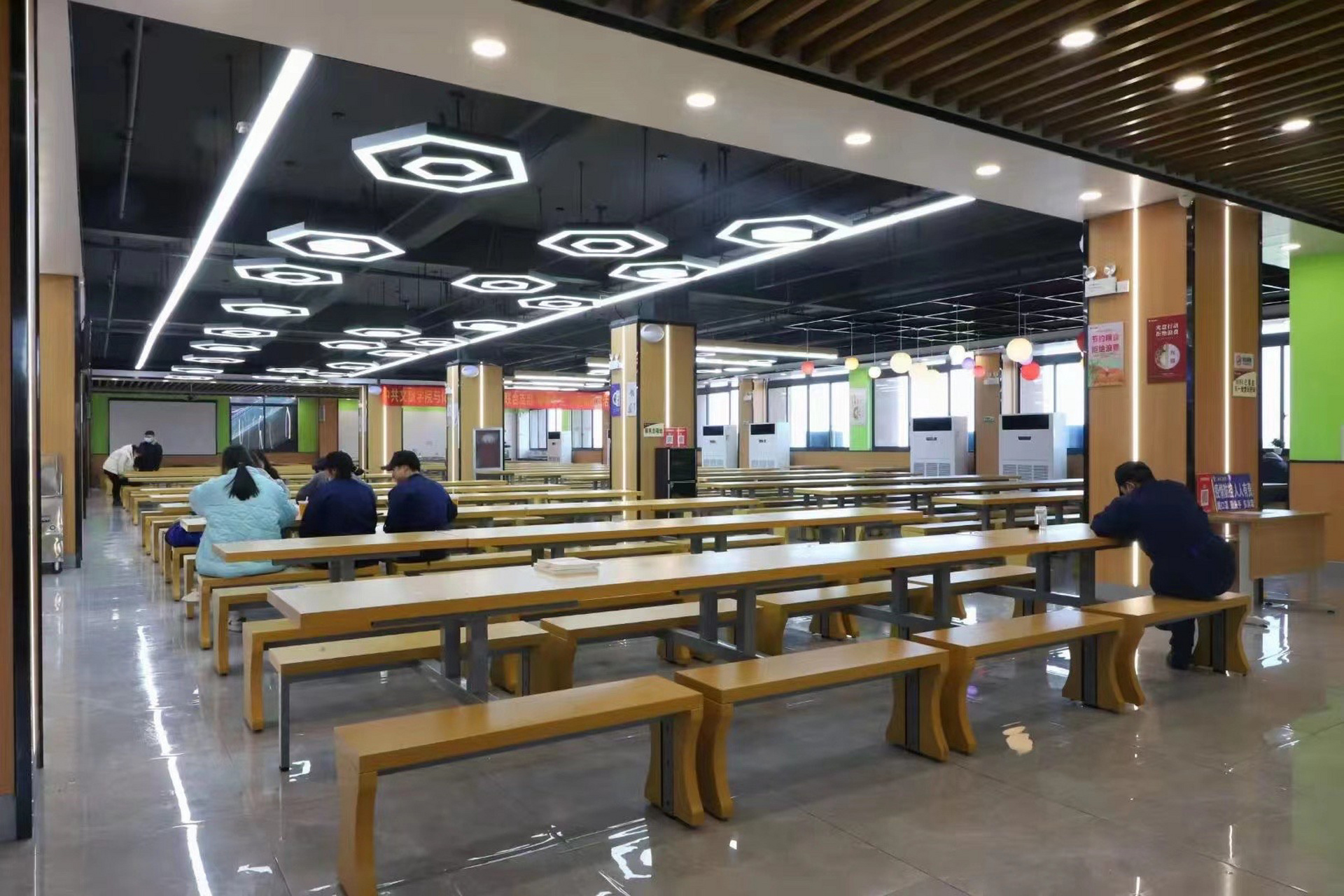 信阳艺术职业学院 住宿豪华四人间上床下桌 学校地处信阳环境优美