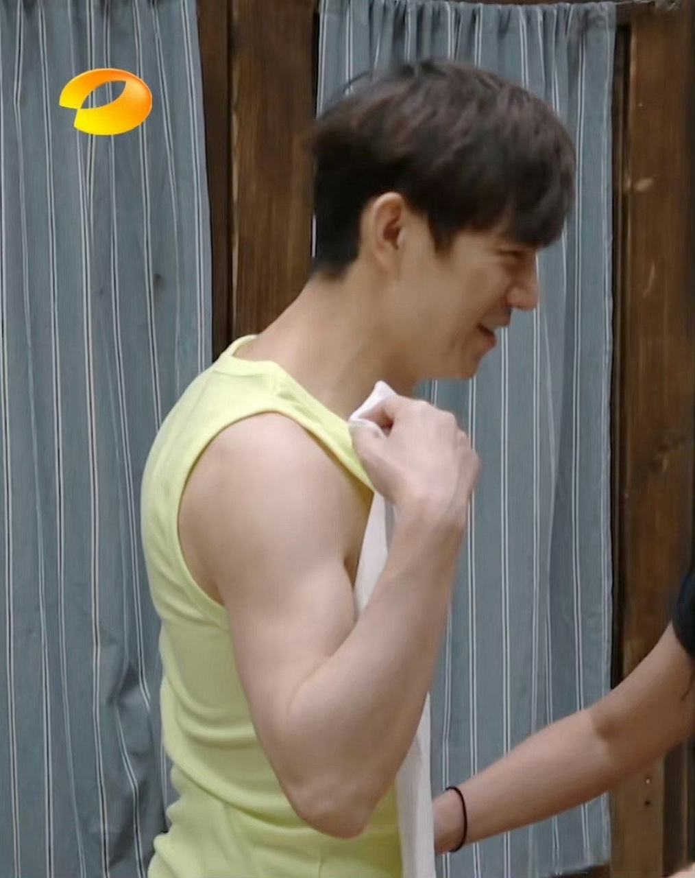 何炅的身材这么好吗#开玩笑,何老师可是有腹肌的人啊!