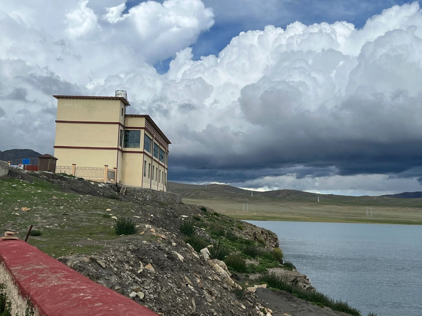 普莫雍错攻略 我们从羊湖下来,直接导航浪卡子5070酒店,酒店在普莫雍