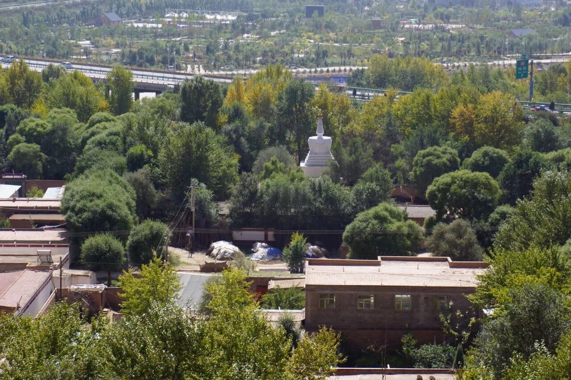青海省海东市互助县白马寺:又名觉化寺,金刚崖寺,藏语"玛什藏观".