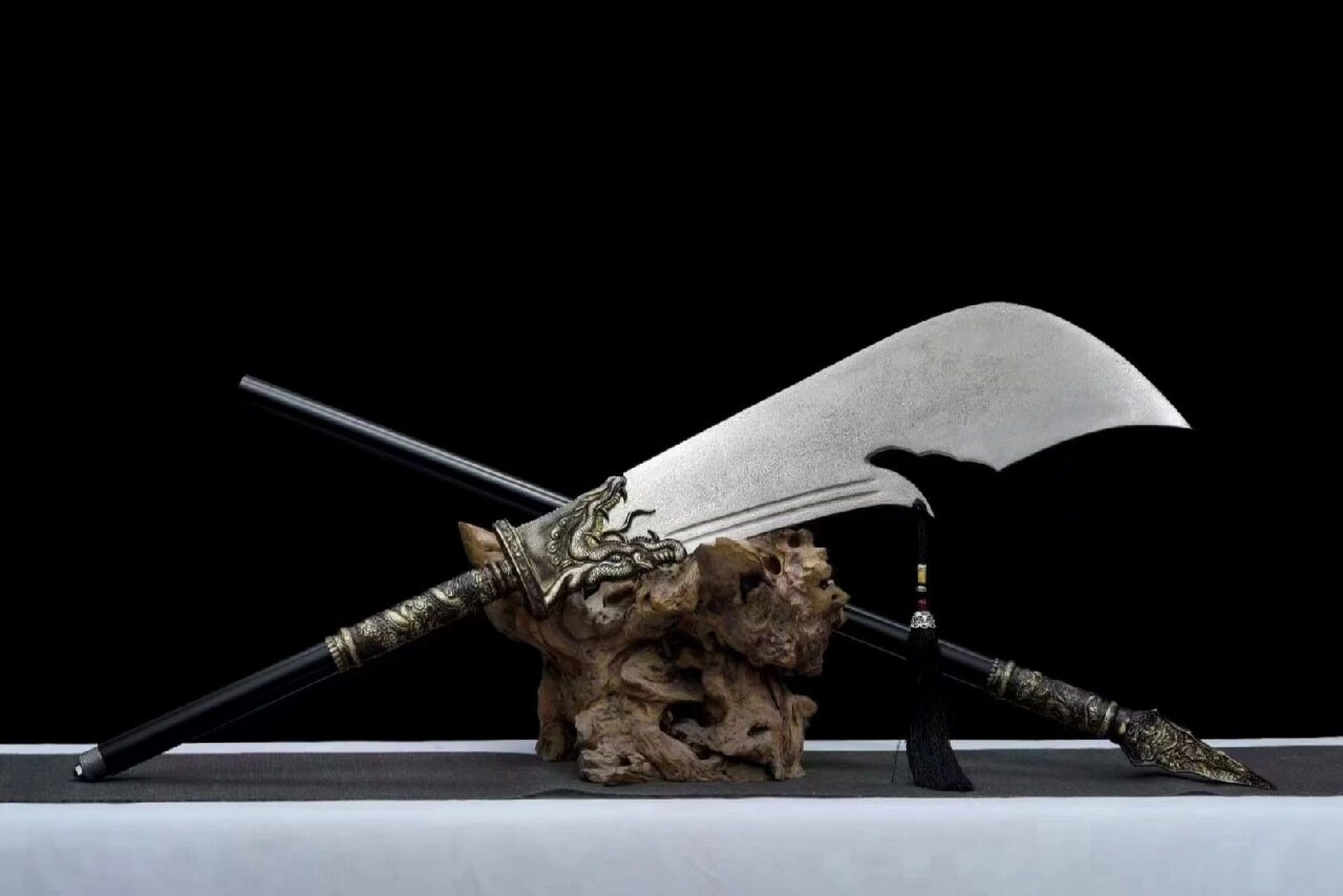 武财神关羽"青龙偃月刀" 极品神器武财神关羽"青龙偃月刀",又名"冷艳