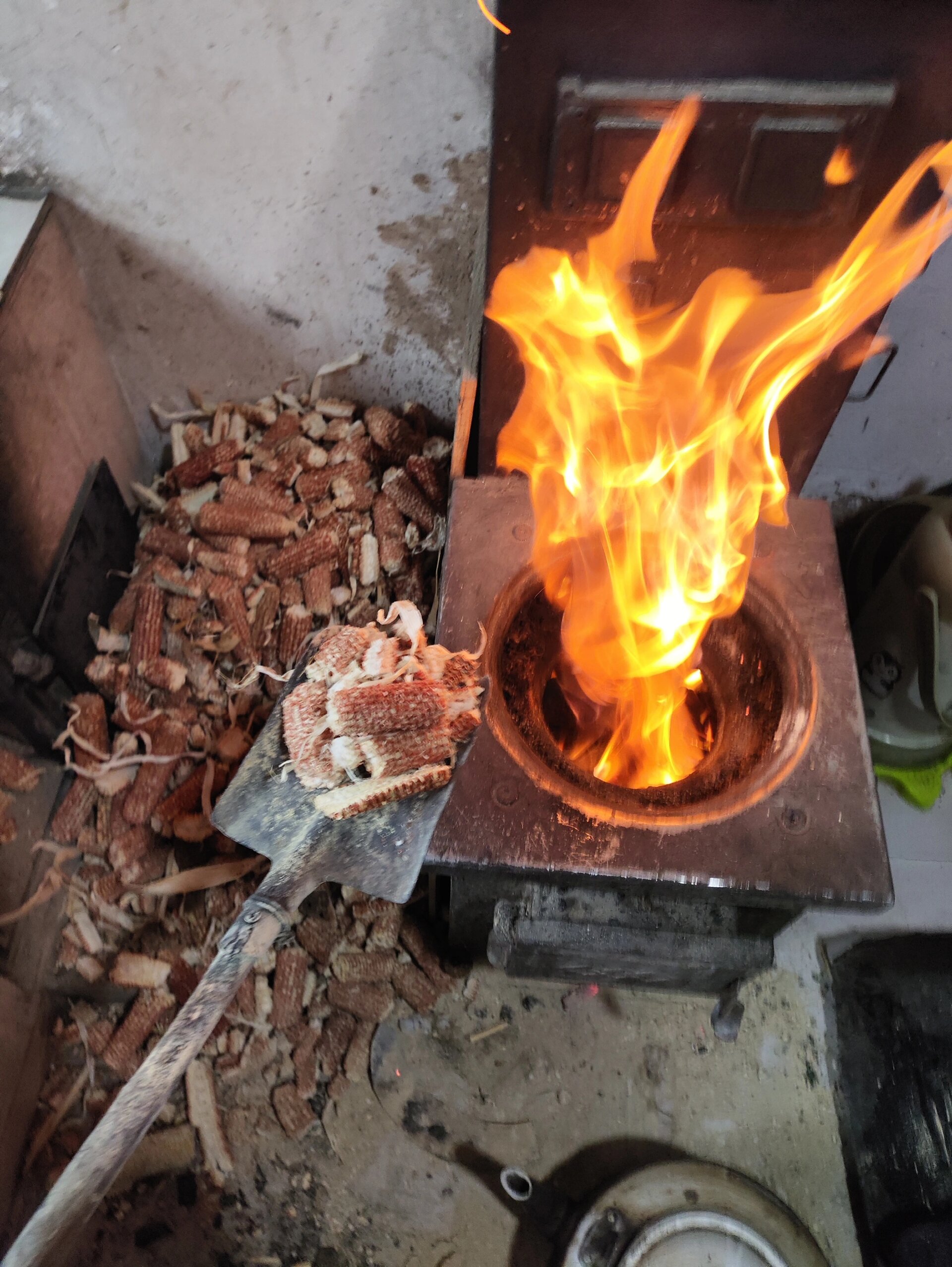 农村烧锅炉 教程 1放玉米瓤子,玉米芯易燃物 2燃火,用棒子皮,尤其推荐