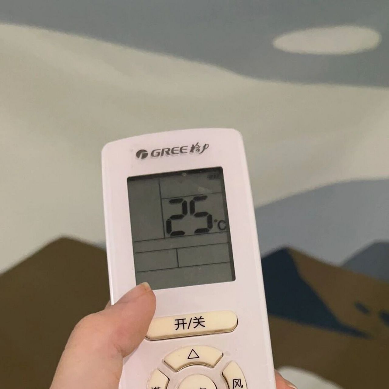 救命,空调遥控器只显示25度没反应 98今晚开空调的时候还好好的,想