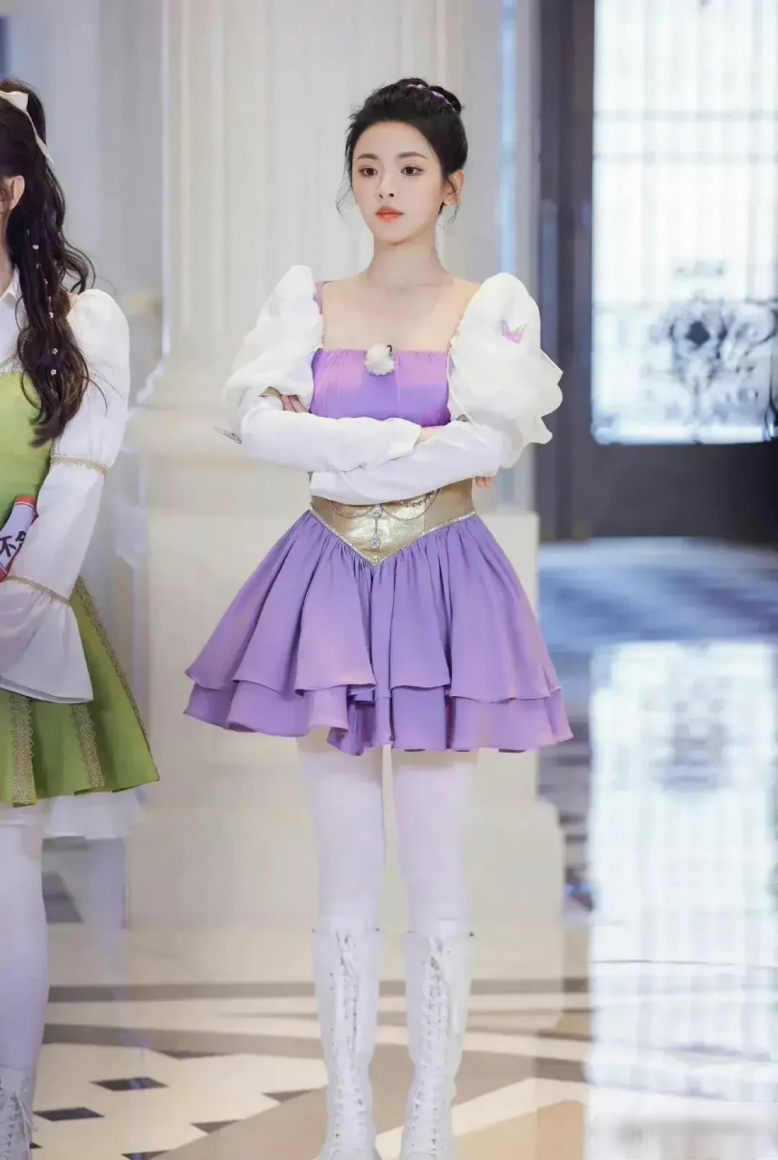 杨超越这两张照片真的漂亮精致的像个ai啊!#杨超越