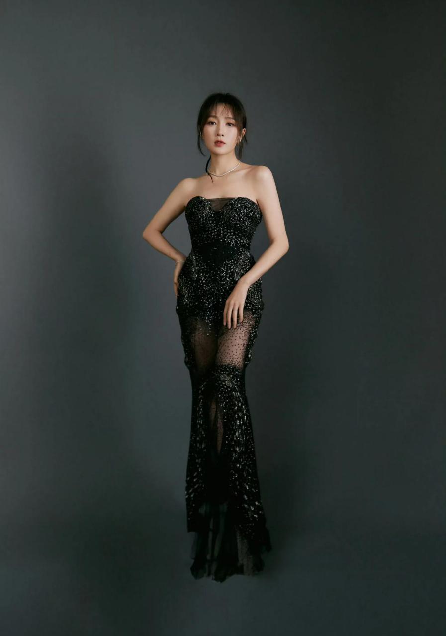 孟佳黑薄纱抹胸礼服,优雅浪漫好性感!