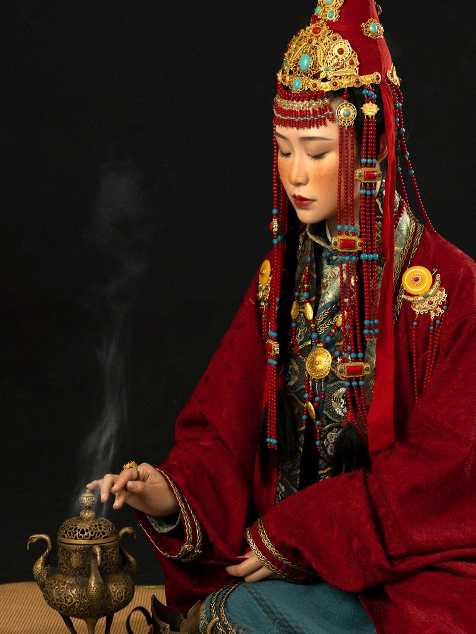 突出皇室的尊贵和强烈民族特色93 95头饰为蒙古