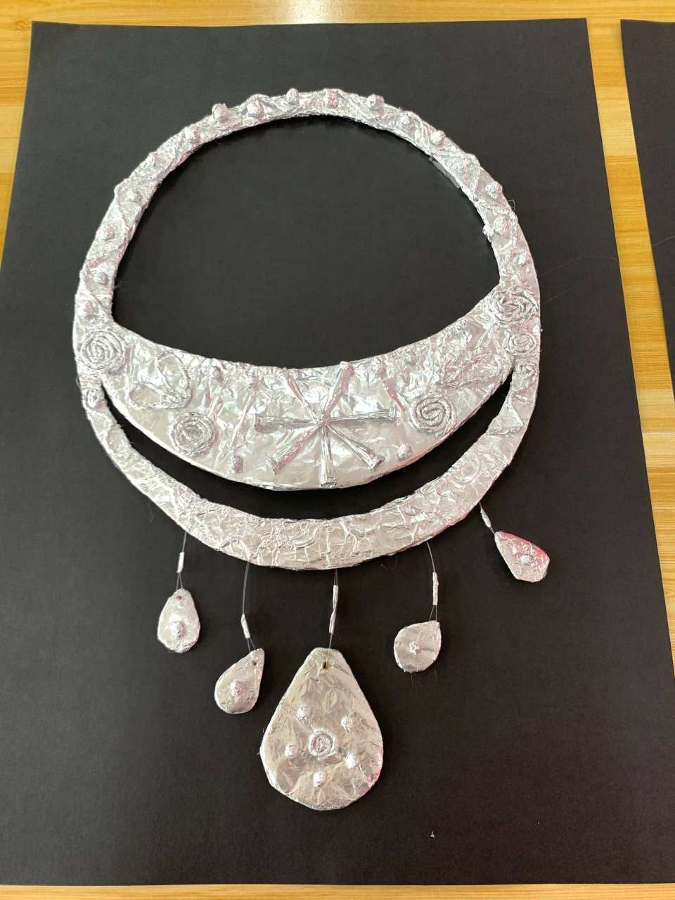 幼儿园手工环创手工银饰 制作是用锡箔纸,做的效果很好看