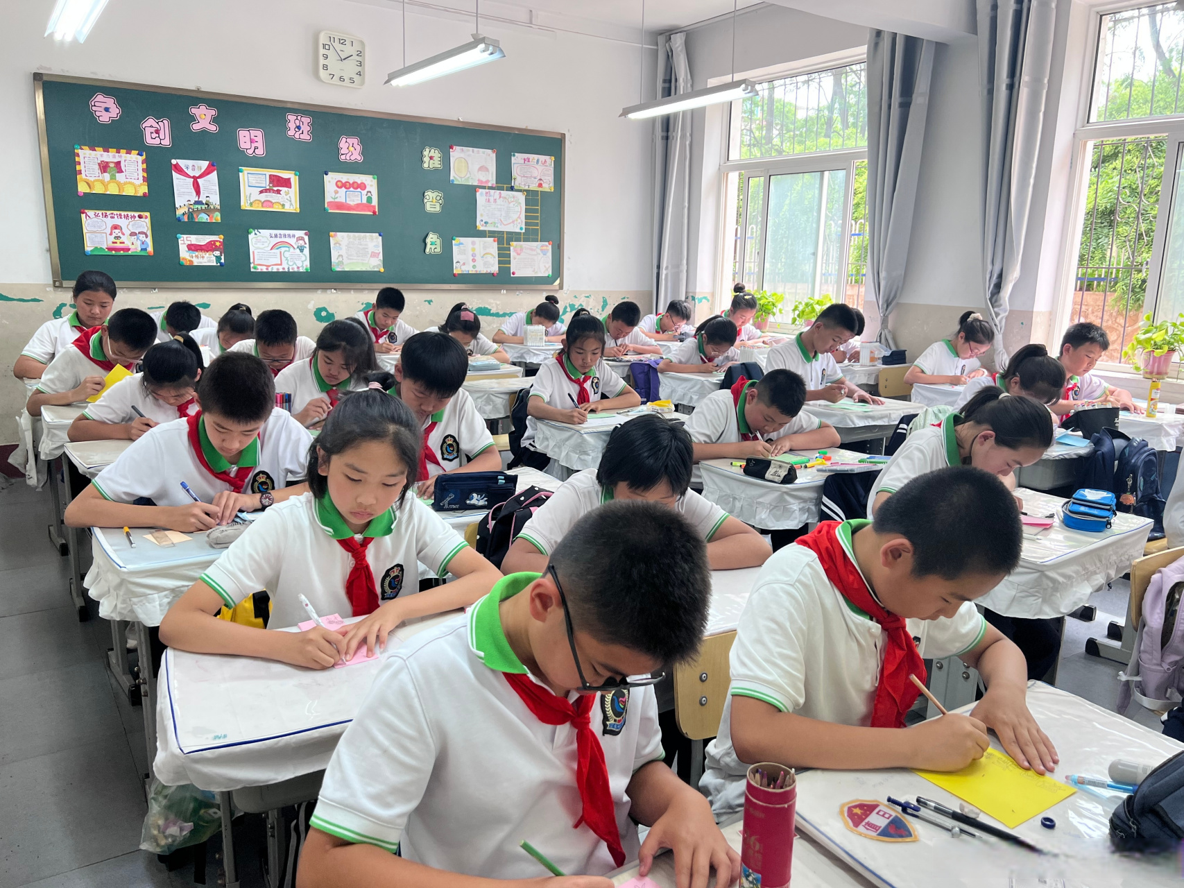 日前,辽化二小开展"青春向党 奋斗强国"思政课.