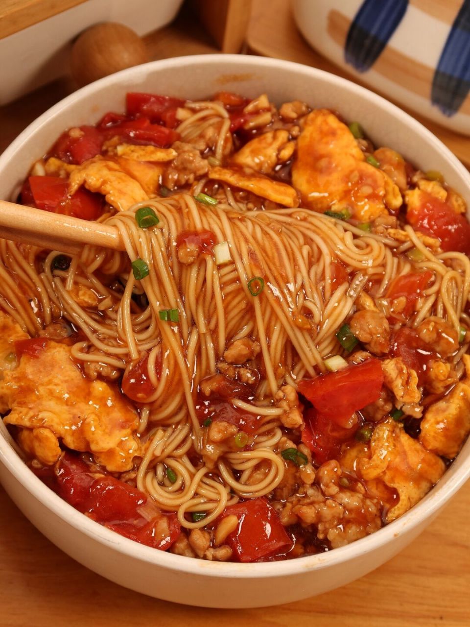 食材: 番茄,肉酱,鸡蛋,面条 做法: 鸡蛋炒熟备用,肉末炒至变色,加入